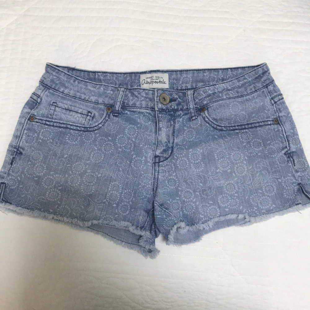 Aeropostale low rise denim shorts w/ light pattern